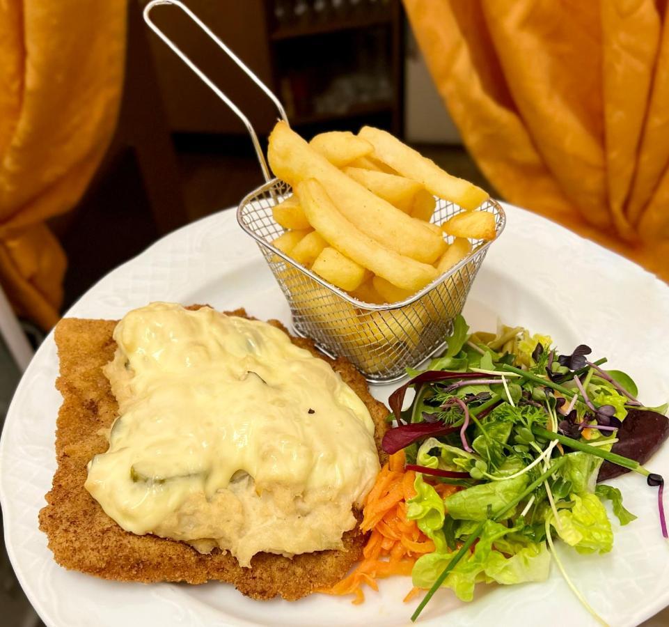Traditionsgasthaus Goldener Loewe Riesa Restaurant & Pension 외부 사진